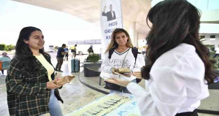 Büyükşehir Belediyesi, üniversiteyi kazanan öğrencileri otogarda karşılıyor