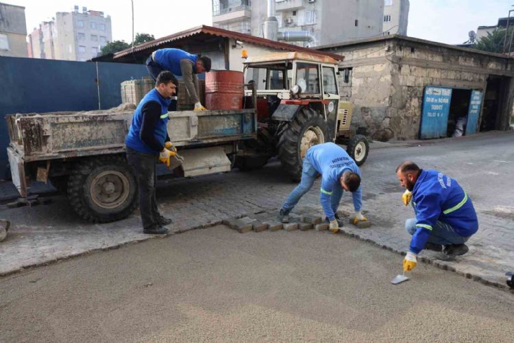 Akdeniz’de yol ve kaldırım yenileme çalışmaları sürüyor