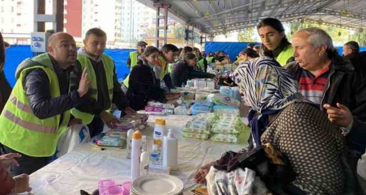 Depremzedeler için gençler ilk andan beri görevde
