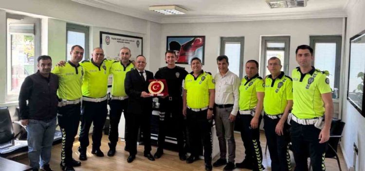 30 yıllık trafik polisinden duygulandıran veda