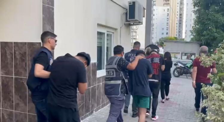 Mersin’de ‘sazan sarmalı’ yöntemiyle dolandırıcılık yapan 5 şüpheli yakalandı