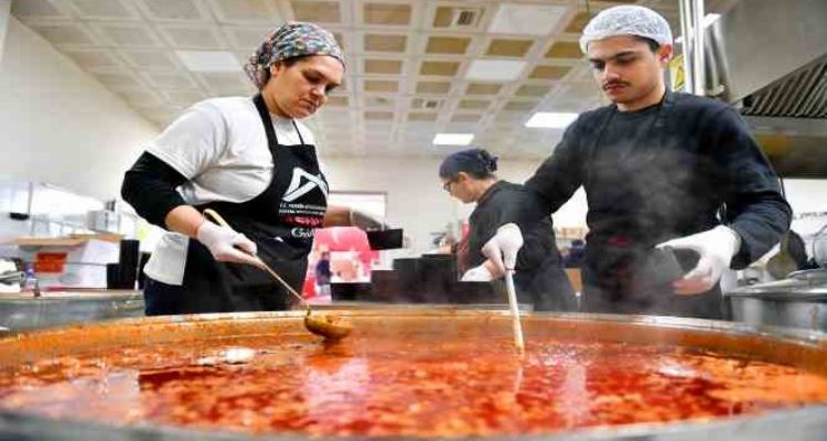 Mersin Büyükşehir Belediyesi 10 bin 800 kişilik yemeği depremzedelere ulaştırdı