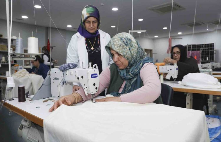Mersin’de özel birey anneleri dikiş kursunda hem üretiyor hem sosyalleşiyor