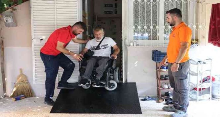 Toroslar'da yürüme engelli vatandaşın evine özel rampa