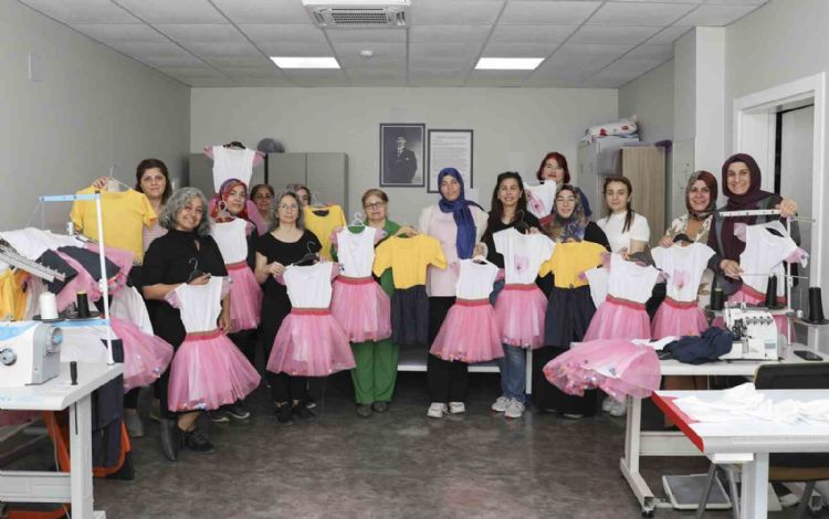 Mersin’de 23 Nisan’da çocukların kıyafeti belediyeden