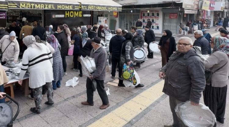 Uygun fiyata satılan ürünler izdihama neden oldu