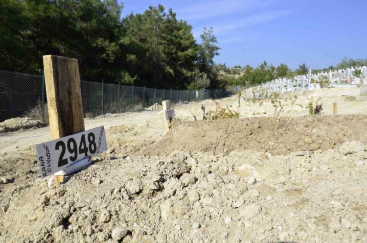 Mersin’de zehirlenme sonucu ölen 3 kardeşten ikisi toprağa verildi
