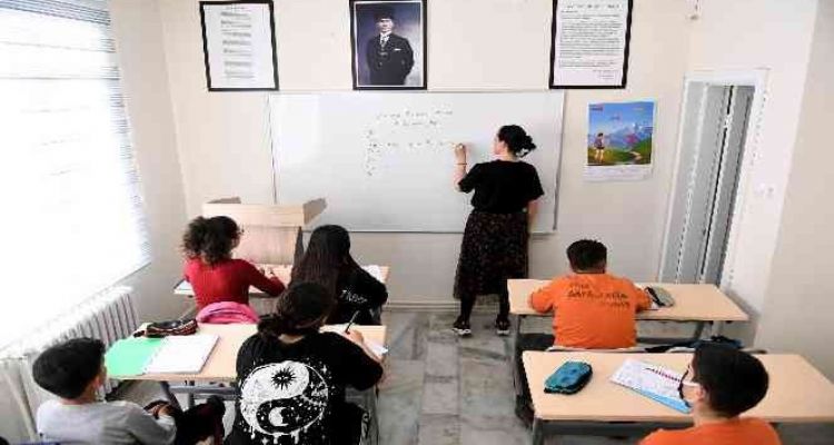 Mersin'deki kurs merkezlerinde öğrenim desteği alan öğrencilerden büyük başarı