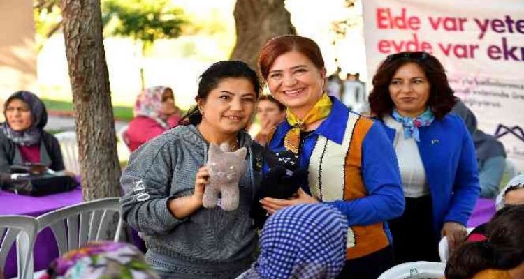Kadınların ürettiği oyuncaklar çocuklara dağıtılıyor