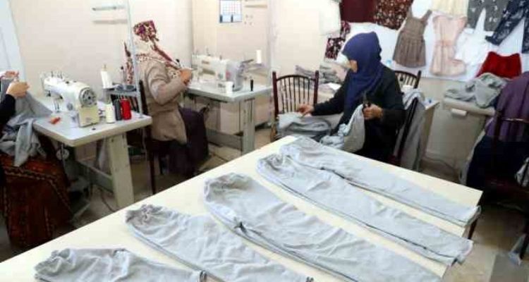 Akdeniz Belediyesi depremzedeler için üretiyor