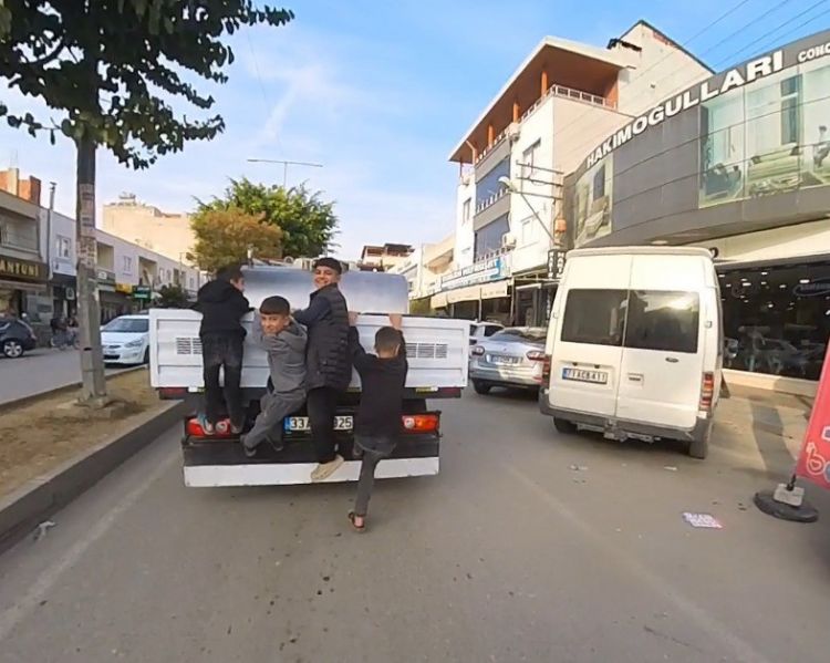 Mersin’de kamyonetin arkasına asılan çocukların tehlikeli yolculuğu