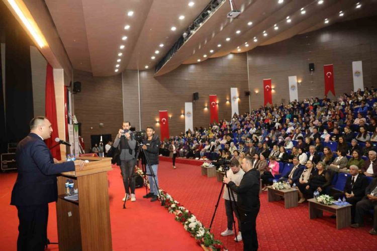 Toroslar’da ‘Kadınlar Hakları Günü’ne özel sergi ve panel düzenlendi