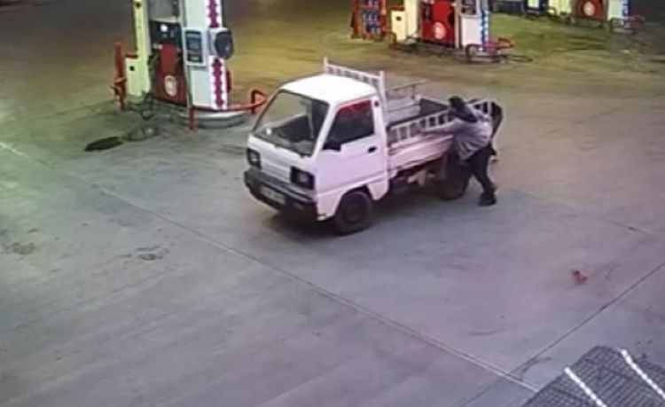 Oto hırsızı önce kameraya sonra polise yakalandı