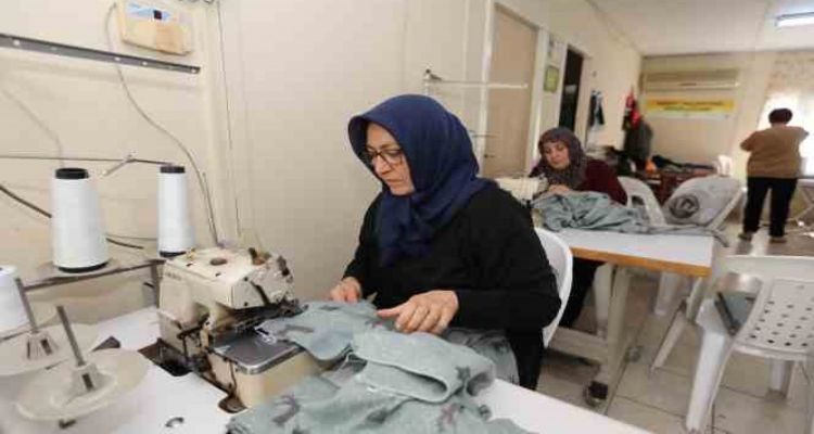 Mezitli Belediyesi gönüllüleri depremzedeler için pijama dikiyor