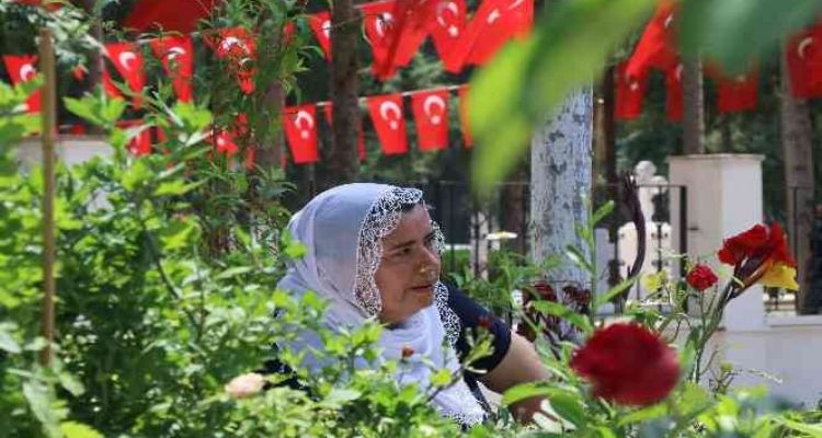 Şehit annesi: "Biz Mehmetçiklerimizin sayesinde ayaktayız, bir gitse de bin geliyor"