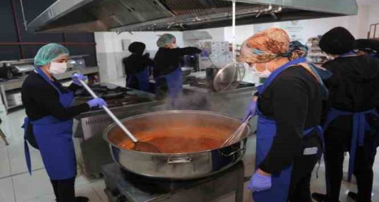 Toroslar Belediyesinden depremzedelere sıcak yemek