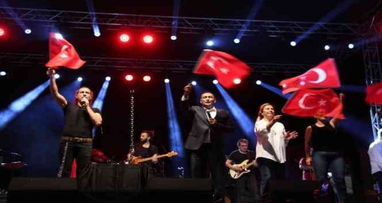 Toroslar'da zafer coşkusu Kıraç konseri ile başladı