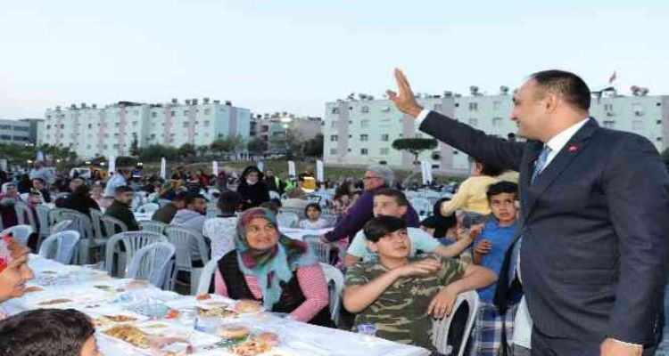 Toroslar'da her gün yüzlerce kişi aynı sofrada buluşuyor