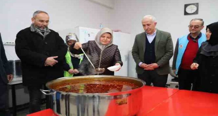 Akdeniz'de depremzedeler için günlük 2 bin kişilik sıcak yemek çıkıyor