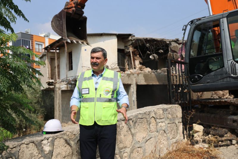 Başkan Yıldız, Yalınayak Mahallesi’ndeki Metruk Bina Yıkımını Yerinde İnceledi