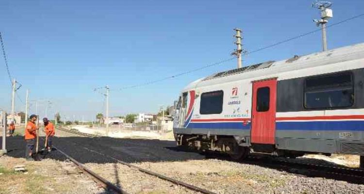 Tarsus'ta hemzemin geçitler daha güvenli hale getiriliyor
