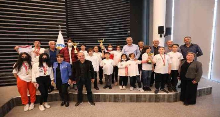 Başkan Tarhan, Mezitli'nin başarılı sporcularıyla buluştu