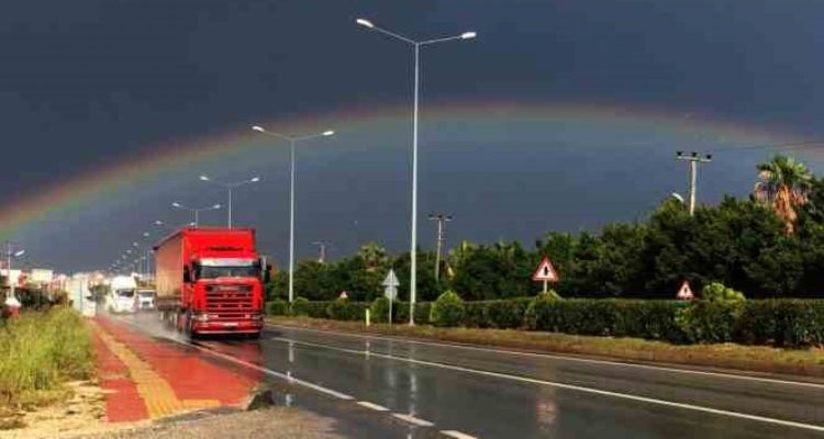 Mersin'de sağanak sonrası gökkuşağı renkli görüntüler oluşturdu
