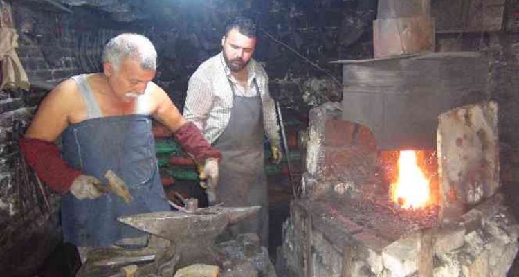 80 derecede dededen toruna demircilik mesleğini yaşatıyorlar