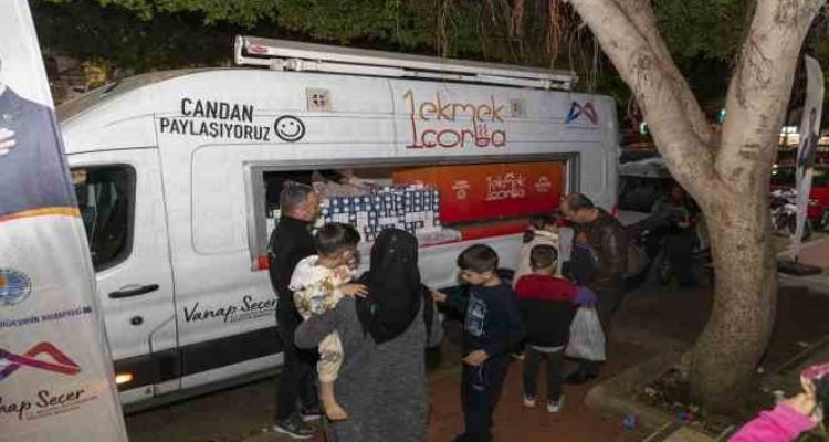 Mersin Büyükşehir Belediyesi Berat Kandili'nde 15 bin kandil simidi dağıttı
