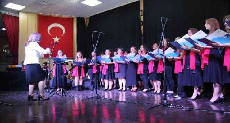 Akdeniz'in Kadınlar Korosu sanatseverlerden tam not aldı