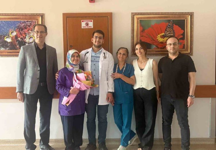 Doktor oğlundan hemşire anneye ‘Anneler Günü’ sürprizi