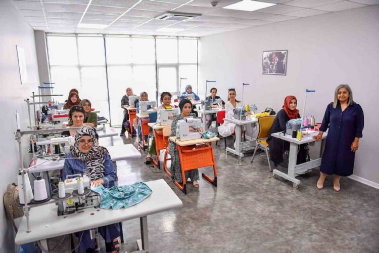 MERCEK kursiyerlerinin diktiği kıyafetler çocuklara bayramlık olacak