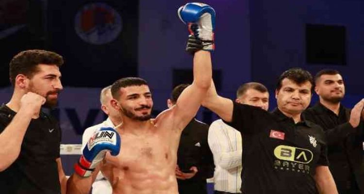 ‘Demir Yumruk’ İzzettin Altunsöz, rakibini bayılttı