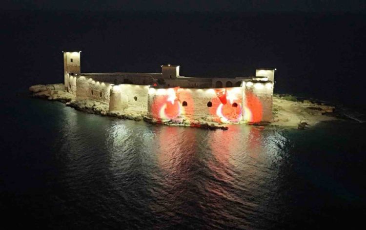 Mersin’in simgesi Kızkalesi ‘Ay Yıldızla’ aydınlandı