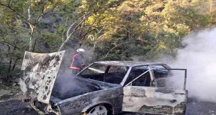 Yanan otomobil kullanılmaz hale geldi