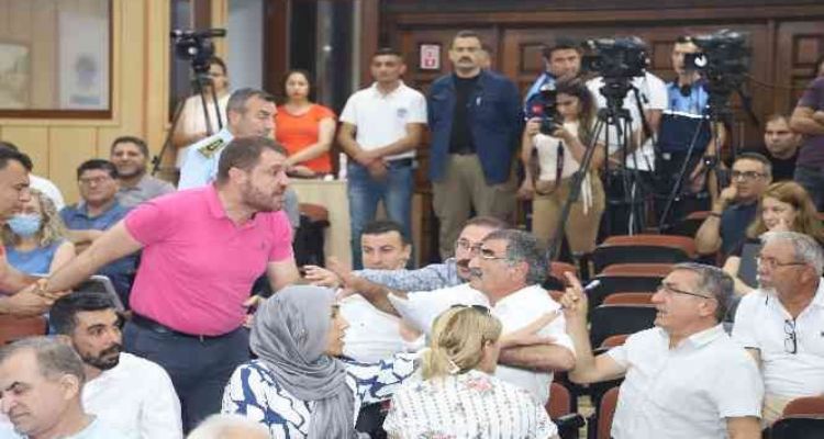 Akdeniz Belediye Meclisi'nde 'PKK' gerginliği