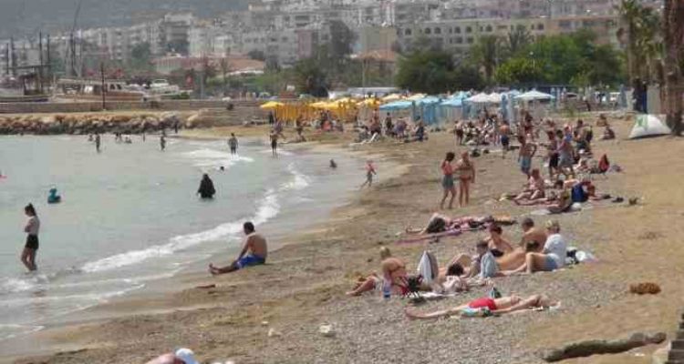  Mersin'de oyunu kullanan vatandaşlar sahillere akın etti