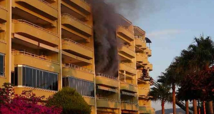 Ev sahipleri yürüyüşteyken, yazlık daire yandı