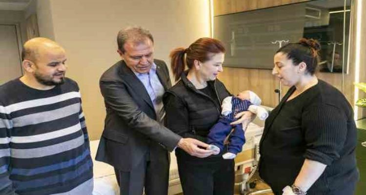 Seçer, sezaryenle doğan minik Ali Eren ile buluştu