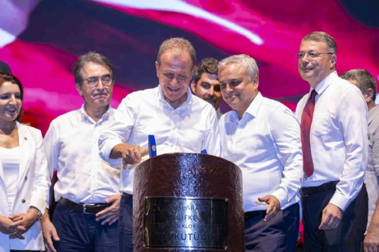Seçer, ‘51. Uluslararası Silifke Müzik ve Folklor Festivali’ne katıldı