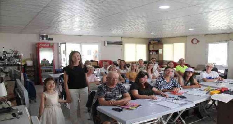 Savaştan kaçan Ukraynalılara Türkçe öğretiyor