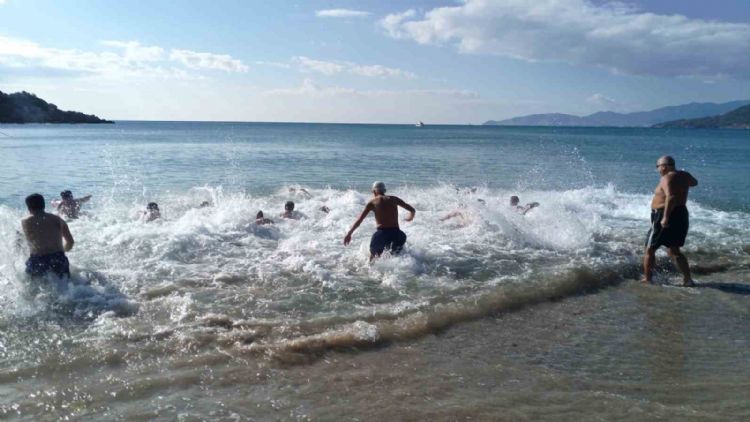 Mersin’de yeni yılın ilk günü: Hem kayak, hem deniz keyfi