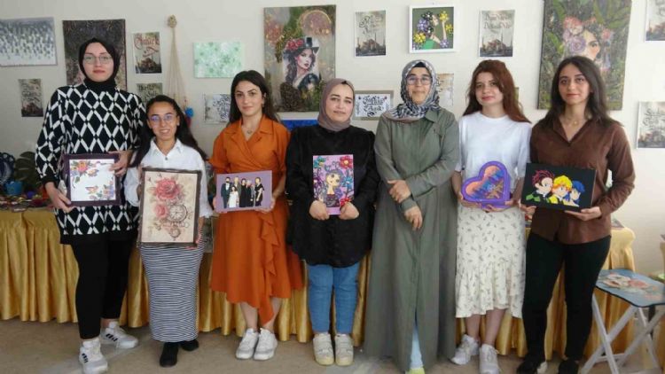 Üniversiteli gençler, geri dönüşümle bin eser üretti