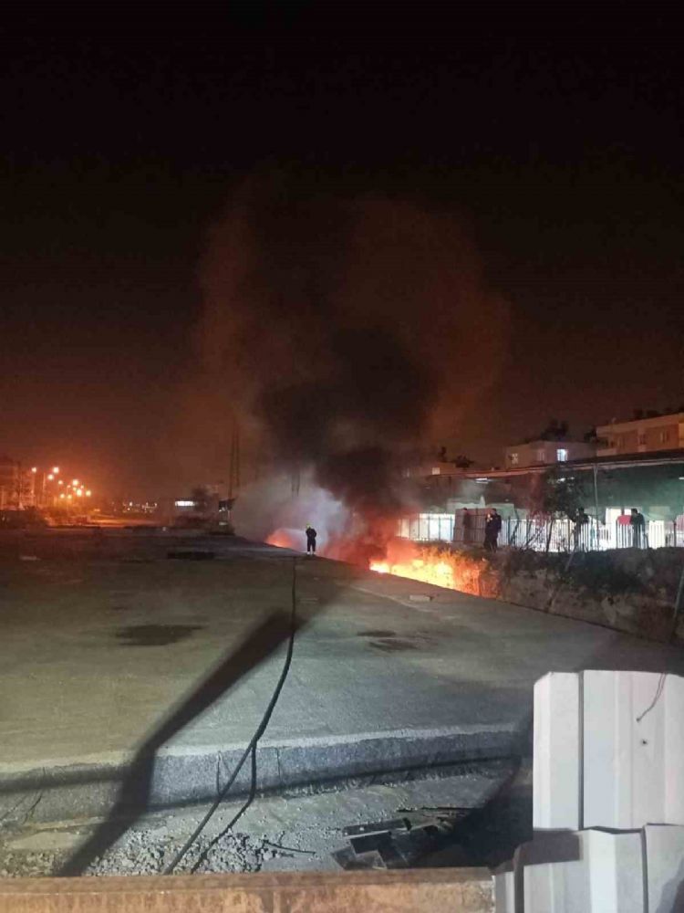 Tarsus’ta demiryolu inşaat alanında yangın