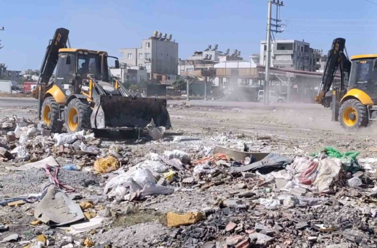 Akdeniz Belediyesi 4 mahalleden 20 kamyon atık topladı