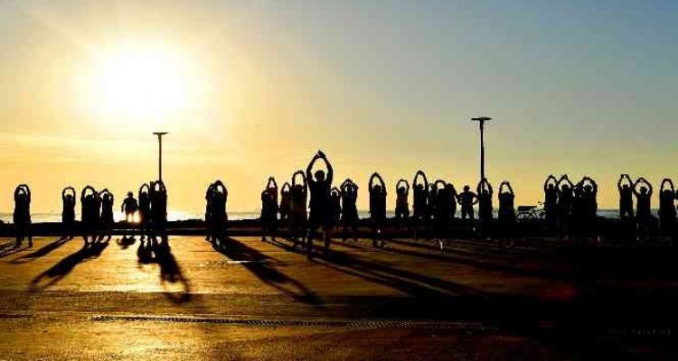 Mersin'de vatandaşlar güneşin doğuşunu sporla karşılıyor