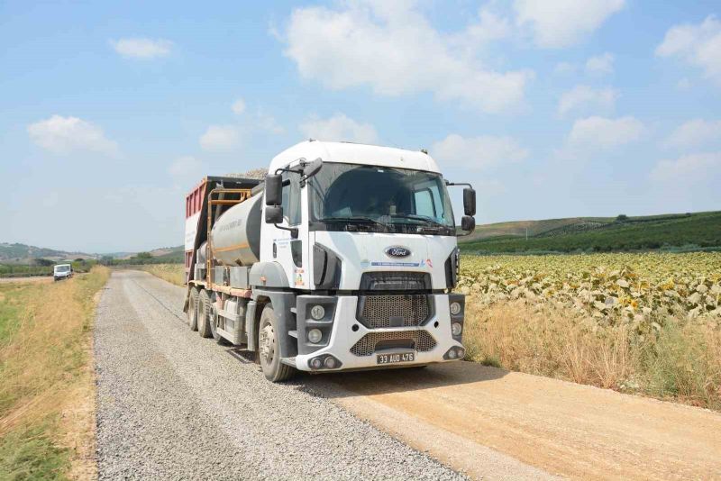 Tarsus’ta kırsal yollar sathi asfaltla yenileniyor