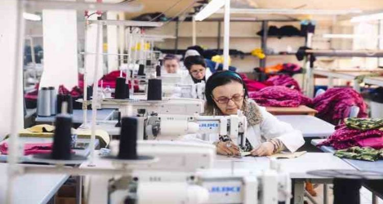 Tarsus'ta dikiş atölyesinde depremzedeler için kışlık kıyafet dikiyor