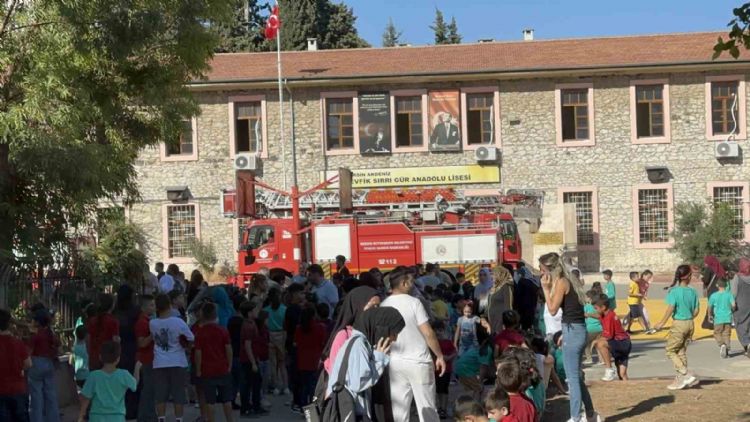 Mersin’de okulda çıkan yangın korkuttu