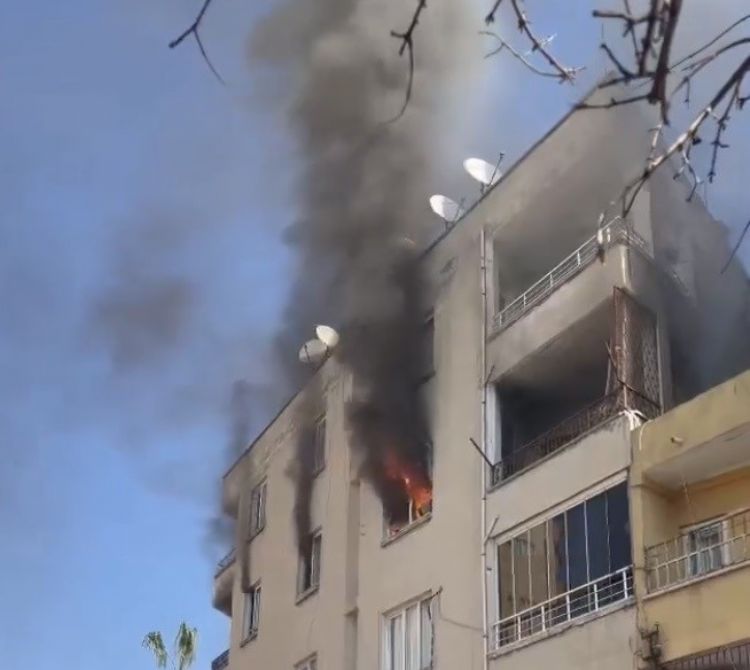 Mersin’de ev alev alev yandı